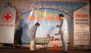 响应“交通安全月”的流动艺术表演活动