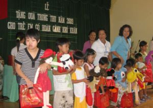 对定馆县、玉定乡的儿童赠送100余份中秋礼物