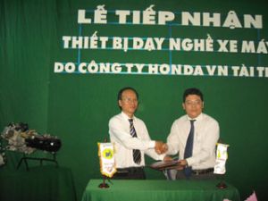 同奈省摩托车修理技能培训中心接收由越南本田（Honda）公司赞助的职业培训设备