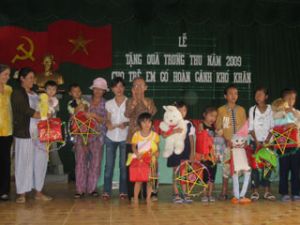 对新富县贫困孩子赠送中秋礼物