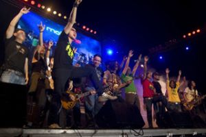 2009年“摇滚风暴”与同奈音乐迷会见