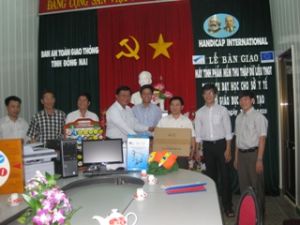 Handicap International 组织对同奈省卫生厅和教育培训厅移交计算机和交通安全教学用具