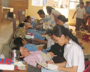 长海汽车股份公司逾100名干部、职员参与无偿献血