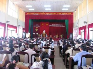 对200名新党员培训国防知识