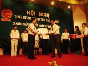 良好缴纳税款的168个集体和个人获表扬