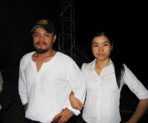 边和市音乐迷与摇滚风暴狂欢纵情