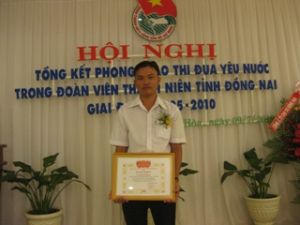 通过各种实践活动聚集青年人