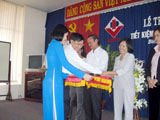 The Dong Nai based Investment and Development Bank presents “Deposit to win a lottery” award.