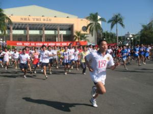 2009年同奈省公安厅越野比赛：农氏秋贤和阮鸿德获得第一名