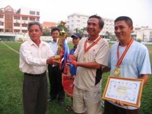 边和市2010年老相足球比赛结束：水仙俱乐部获得冠军。