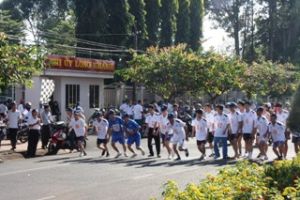 适值纪念2009年级委办公室和党部们传统日，隆庆市社举行了文艺-体育交流会