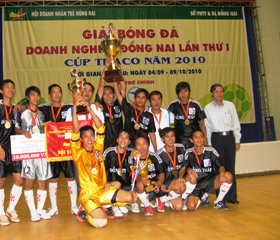 2010年第一次同奈企业Thaco杯足球比赛结束：同塔企业队获得冠军。