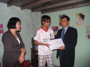 Gifts given to 8 victims of occupational accidents