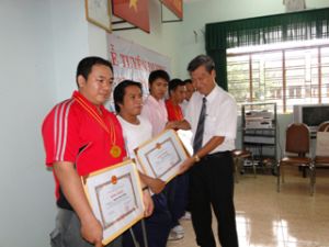 向竞赛中获胜的8名运动员、演员、残疾者给予奖励。