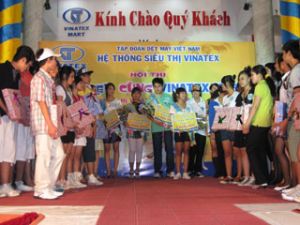 Four Contestants Win the Prize “Dressing up Nicely with Vinatex – Young Fashion”