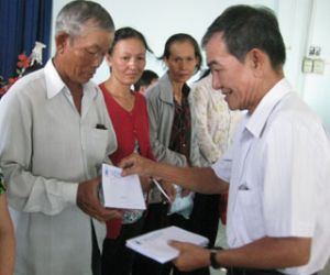 Handling gifts to AO victims in Trang Bom district
