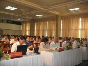 贯彻落实第十届第九中央会议决议的会议：对反贪污反浪费工作和到2020年的干部战略进行讨论