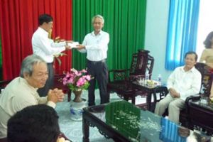 Meeting among the Delegates Participating the Seventh Congress of Vietnam Fatherland Front