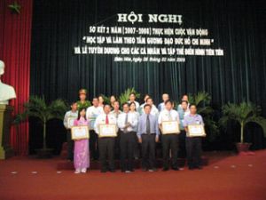  “以胡志明道德为榜样而学习和行动”活动两年落实的小结会议