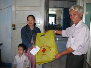 Dong Nai Red Cross Offers Tet Gifts to the Poor