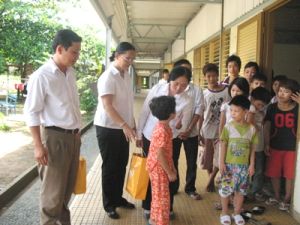 Communists Youth Union of No.2 National Mental Hospital: Granting Gifts to Children in Bien Hoa Orphans Vocational Training Center