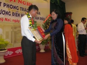 纪念党的民运工作传统日79年（1930/10/15-2009/10/15）：同奈省向66个集体和个人授予奖状