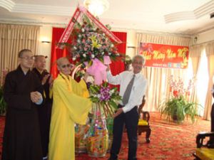 佛教和天主教代表团向同奈省领导祝贺新年