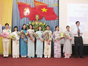 8名优秀应试者进入省级有关“胡志明道德榜样”的演讲比赛总决赛-口才比拼环节。