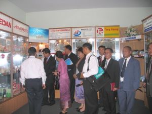 老挝高级代表团在同奈省访问。