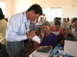 Viettel Corp. Grants 150 HomePhone Sets to Families under State Preferential Treatment Policy in Vinh Cuu District