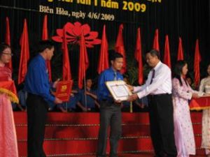 同奈省第一届听从胡主席之言典范先进青年联欢会