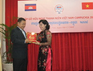 柬埔寨青年代表团对同奈省访问