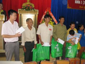Handling gifts to AO victims in Dinh Quan district