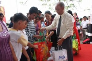 Bic C and P&G handle 2,900 gifts to the poor on Tet holiday 2011