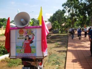 仁泽县：选民们到165个选举小组去投票