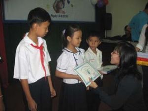 CEP资金扶助基金会：赠送106份助学金和4间温情屋