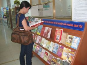 庆祝胡主席100周年出国寻找救国之路纪念日（1911年6月5日——2011年6月5日）：同奈省图书馆展示关于胡主席的书籍、报刊