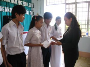 31 scholarships granted to children of AO victims in Cam My district