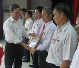 对好人做好事的100名榜样人物予以 表彰