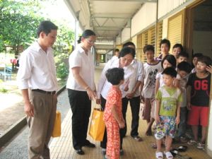 Dong Nai Post and Telecommunications Grants 169 Gifts to Orphans and Handicapped Children