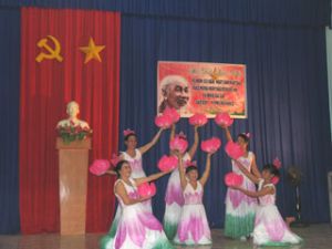 庆祝胡主席诞辰纪念日暨热烈欢迎选举日举行文艺表演会