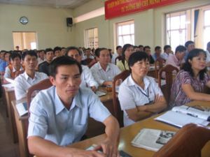 越南劳动总联团邓玉松进行探望同奈省基层工会干部