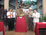 Granting the bronze statue of Tran Cong An-master of commando skills