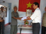 Granting five Houses of Compassion to the Poor in Quan Trung Commune