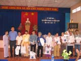 Units visit and grant gifts to poor and policy beneficiary families at An Vien commune on Lunar New Year 2008