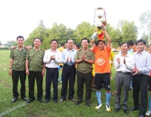 同奈省公安九个球队参加2011年第4次安宁经济处传统足球比赛: 春城保险获得冠军。