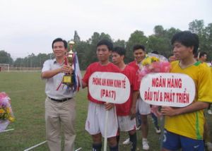Finished good friendship football to celebrate 310 years of Bien Hoa – Dong Nai and to celebrate the Party and new year: Economic Security – Provincial Police who first class