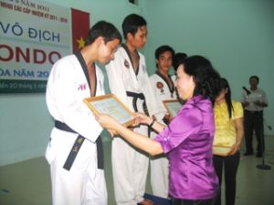 结束2011年边和市Taekwondo冠军比赛：玉龄俱乐部获得全团一等奖。