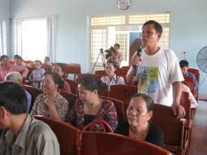 与平多坊选民接触：需对土地清拆及赔偿的问题给予更多关注