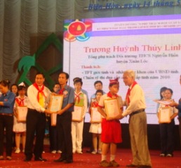 举行胡志明市前锋少年队70周年成立纪念日集会